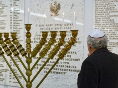 W sejmie zapalono świece chanukowe. Czarzasty przeprasza