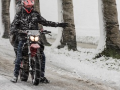 Czy można jeździć motocyklem zimą? Przepisy nie pozostawiają złudzeń