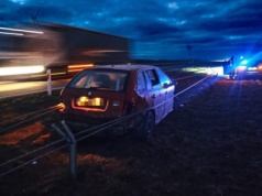 Nietrzeźwy kierowca spowodował groźne zdarzenie na S7. Pojazd znalazł się pomiędzy barierkami linowymi