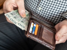 Zniżki na zakupy przed Bożym Narodzeniem. Dzięki tej karcie seniorzy po 60-tce zapłacą mniej