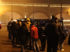 Kiełbaski z niebieskiej Nyski w Krakowie. Nocna kolejka pod Halą Targową