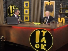 Nietypowe tabliczki skradły show Kaczyńskiego. 