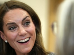 Wyszła i uwagę przyciągnęła jej twarz. Wszyscy patrzyli tylko na jedno