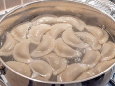 Zrób to, a pierogi nie rozkleją się podczas gotowania. Wystarczy dodać tylko kilka kropli