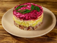 Śledzie pod pierzynką to hit Wigilii. W moim domu znikają ze stołu w minutę