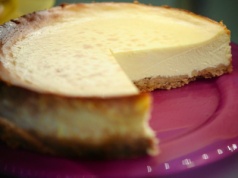 Sernik opada i kruszy się po krojeniu? Nigdy więcej. Wystarczy prosty, cukierniczy patent