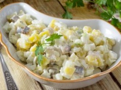 Już nie tylko w śmietanie czy occie. Popularną rybkę dodaję do sałatki