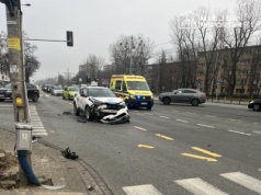 Kierowca przewozu osób na aplikację doprowadził do kolizji we Włochach