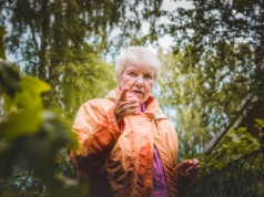 Jeśli opiekujesz się babcią za mieszkanie, możesz zostać z niczym. Uważaj na niebezpieczną obietnicę