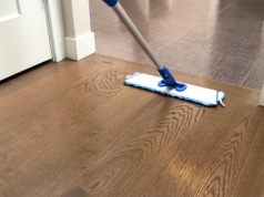 Dodaję odrobinę i myję panele. Błyszczą i pachną jak las po deszczu