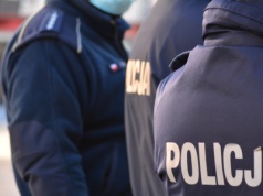 Chwile grozy. W ułamku sekundy kobieta znalazła się pod kołami autobusu