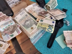 Blisko milion złotych w gotówce trzymali w mieszkaniu. Wszystko zabrali oszuści