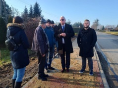 Kolejny odcinek chodnika przy drodze powiatowej 1767K odebrany. Inwestycja będzie kontynuowana