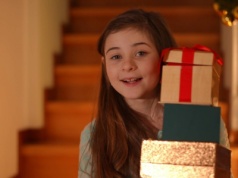 Co kupić szkolniakowi na święta? Pomysły na prezenty idealne dla dziecka 7+