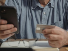 Skusiła go obietnica szybkiego zysku. Oszuści wyczyścili konto z blisko 70 tysięcy złotych