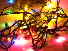 Wiesz, ile prądu pobierają lampki choinkowe? Odpowiedź może cię zaskoczyć