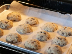 Pożegnaj papier do pieczenia. Istnieje tańsza i bezpieczniejsza alternatywa