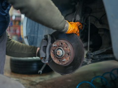 Oto sposób na piszczące klocki hamulcowe – porady eksperta