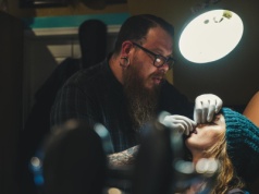 Pistolet do piercingu vs igła - dlaczego to nie to samo i co jest bezpieczniejsze?