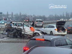 Poważny wypadek na trasie S7. Jedno z aut zmiażdżone. Kierowca w stanie ciężkim. Droga zablokowana