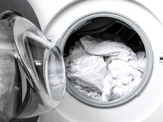 Żaden ocet czy soda. Wsyp to do pralki, a pranie zyska śnieżną biel