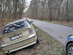 Ma dożywotni zakaz, lecz notorycznie jeździ po pijanemu.  Tym razem aż usnął za kierownicą