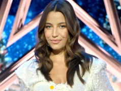 Wtem wchodzi cała na biało. Julia Wieniawa odsłoniła brzuch