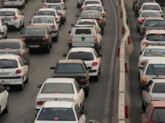 Komisja Europejska wycofuje się z całkowitego zakazu sprzedaży aut spalinowych