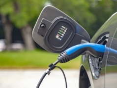 Elektryfikacja i tak przyspieszy. PSNM o propozycji KE ws. emisji aut