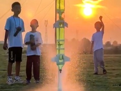 Uczniowie zbudowali dwustopniową rakietę z plastikowych butelek