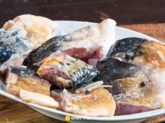 Tradycyjny karp na świątecznym stole. Jak pozbyć się zapachu mułu?