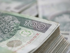 Nawet 15 tys. zł brutto, stabilna umowa i stałe godziny. Praca, w której nie potrzeba studiów