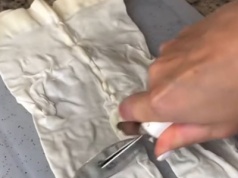 Nie wyrzucaj porwanych rajstop. Zwilż je wodą i włóż do zamrażarki. 