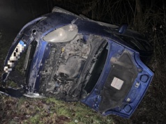 Samochód wypadł z jezdni. Kierowcy brak. Klecza