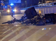 Dwaj dostawcy na elektrycznych rowerach zderzyli się czołowo. Jeden w stanie ciężkim