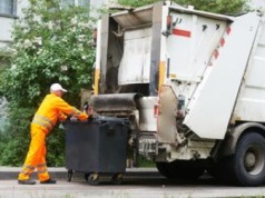 Ile zarabiają kierowcy śmieciarek? Za granicą płacą więcej