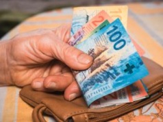 Ma 67 lat i mieszka w Szwajcarii. Taką dostaje emeryturę