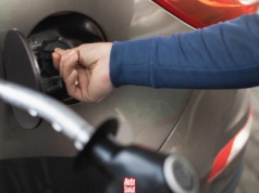 Zimą na stacjach dochodzi do zjawiska elektryczności statycznej. Przez to możemy wywołać pożar