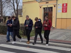 Bezpieczna droga zaczyna się od odpowiedzialności. Policja przypomina o prawach i obowiązkach pieszych oraz kierowców