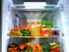 Mieszam z solą i kładę w lodówce. Przykry zapach znika natychmiast