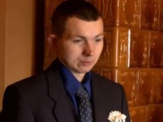 Utrzymuje się z renty. 