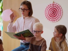 Prezent od nauczyciela ucieszył uczniów. Rodziców wprawił w zakłopotanie