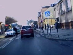 Honda przeleciała mu przed nogami na pasach! O krok od tragedii na Grunwaldzkiej