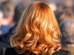 Triki naszych babć. Naturalna koloryzacja włosów barwnikami roślinnymi - hit czy kit?