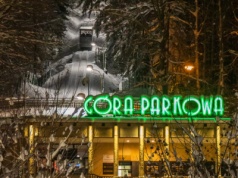 86-letnim wagonem na szczyt. Retro-atrakcja w uzdrowisku turystycznym hitem zimy