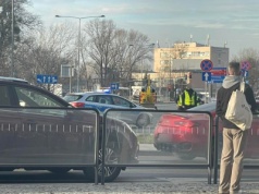 Rowerzysta potrącony przez auto dostawcze na Puławskiej. Przejeżdżał na czerwonym świetle