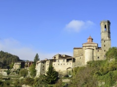 Średniowieczne domy, cisza i wodospad. To nie film, to realne miejsce w Europie
