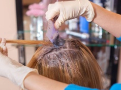 Prezentuje się elegancko i zmysłowo. Najmodniejszy kolor włosów tej zimy