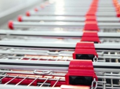 Sklepy tracą klientów. Nowa moda zakupowa robi furorę w Polsce