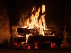 Kominki trują siedem razy bardziej. Palenie drewnem na celowniku